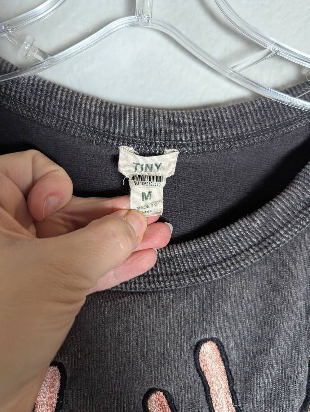 Tiny Anthropologie reindeer embroidered gray crop top cotton sweatshirt women M - Picture 4 of 5